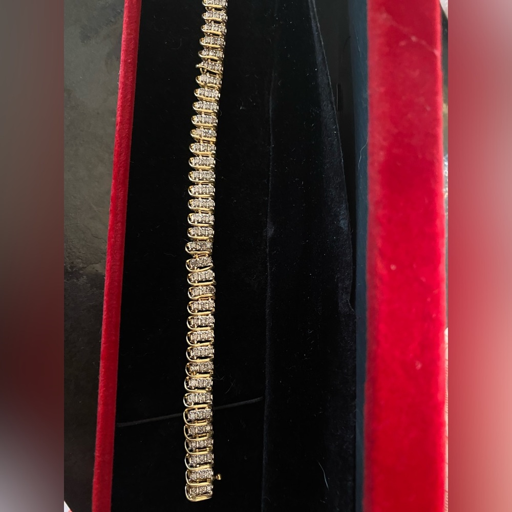 Ladies tennis bracelet 10k gold and diamond